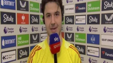 腾冲北海湿地首现白腹锦鸡求偶奇观