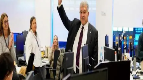 阿利森赛场跪地致意，温情拥抱轮椅球童感人瞬间