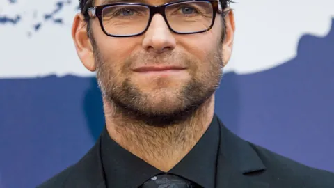 范戴克欧冠传奇之夜：帽子戏法助攻盛宴，球队喜迎历史性大捷！